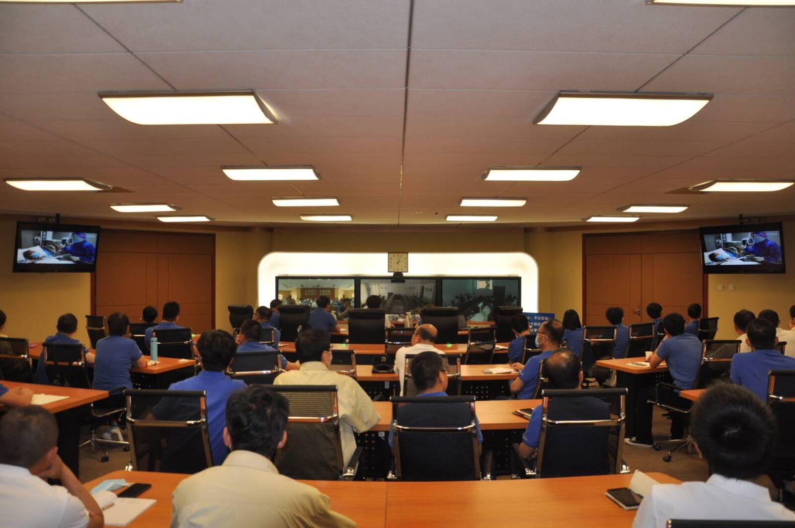 全国人大代表、fun88乐天使集团董事长王刚传达全国“两会”精神